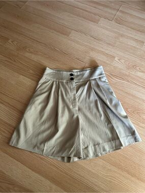 H&M Beige High Rise Pleated Dress Shorts Women’s 4
